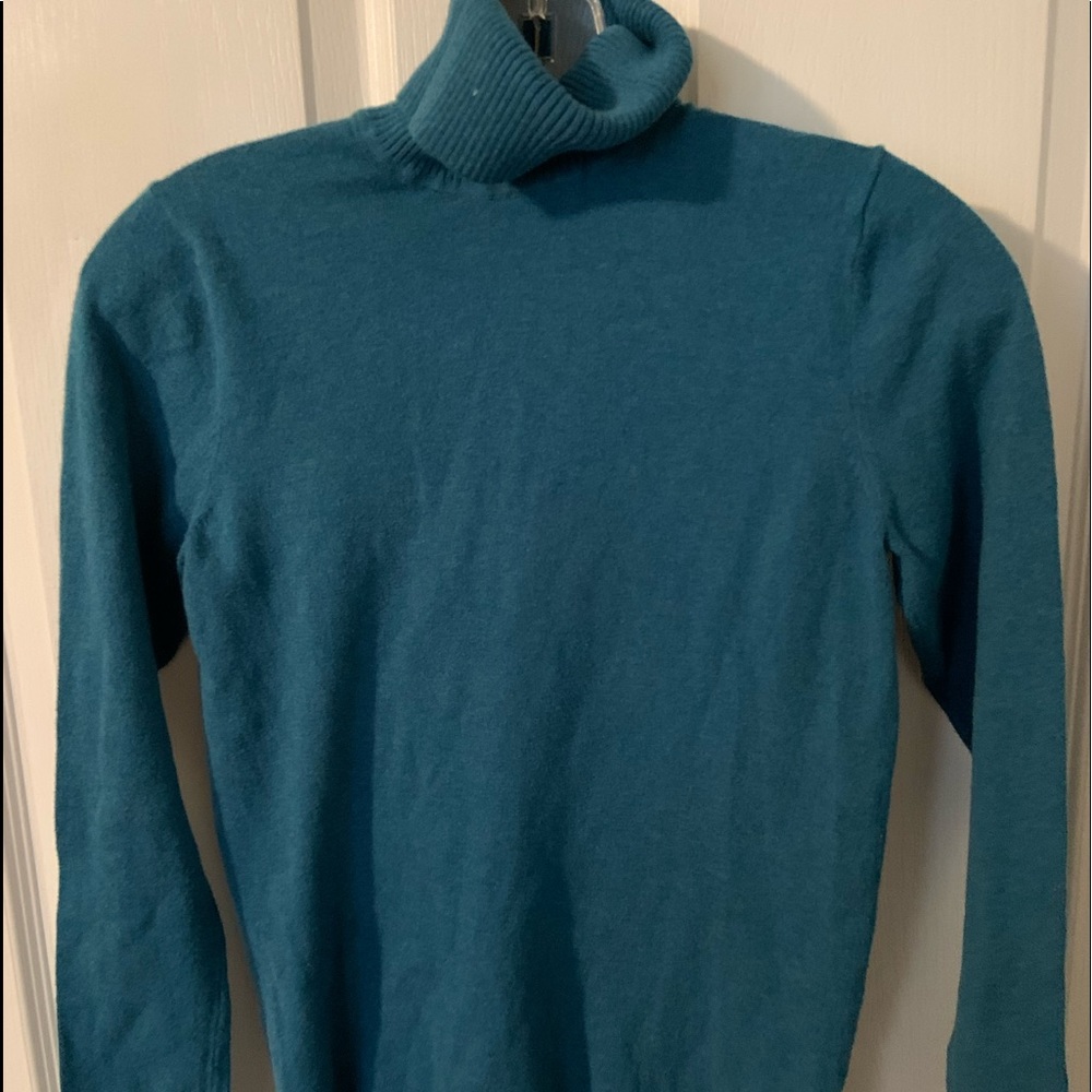 Gap sweater